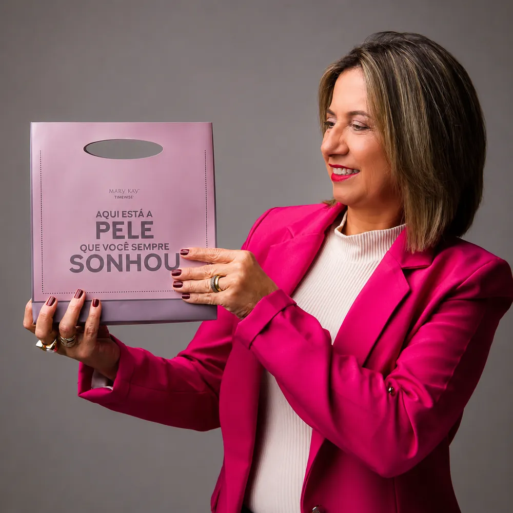 Rosi Delai apresentando um produto Mary Kay ao lado de uma porta iluminada
