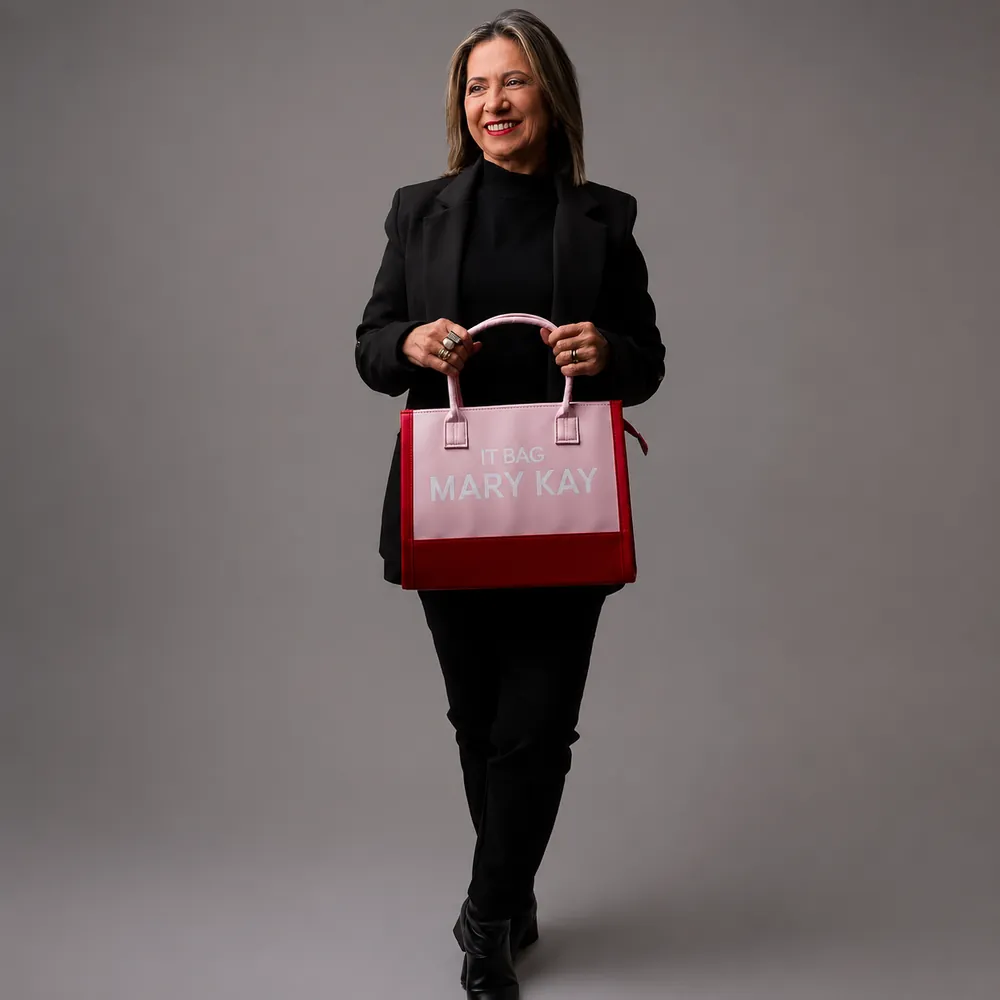 Rosi Delai sorrindo, segurando uma bolsa Mary Kay